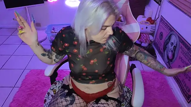 Snapshot of CherryBombBomb chatting on 01.31.25 CherryBombBomb online show from 01.31.25