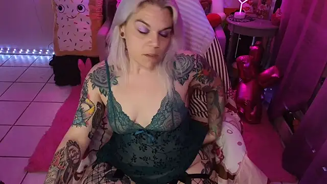 Snapshot of CherryBombBomb chatting on 02.20.25 CherryBombBomb online show from 02.20.25