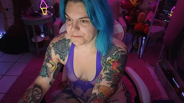 Snapshot of CherryBombBomb chatting on 09.20.25 CherryBombBomb online show from 09.20.25