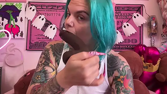 Snapshot of CherryBombBomb chatting on 10.07.25 CherryBombBomb online show from 10.07.25