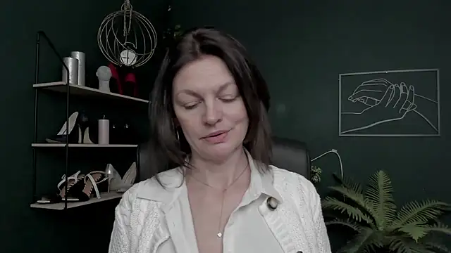 Snapshot of VivianWILD chatting on 12.17.25 VivianWILD online show from 12.17.25