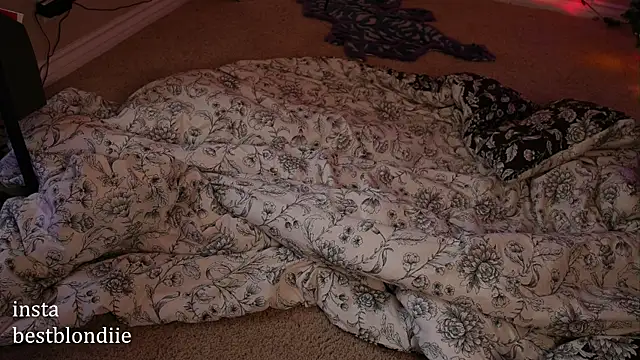 Snapshot of bestblonde chatting on 12.27.24 bestblonde online show from 12.27.24