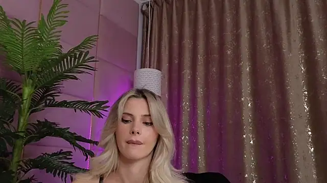 Elliblue online show from 10.18.25