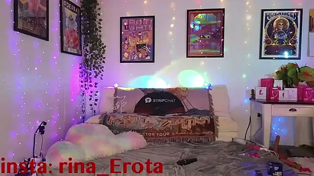 Snapshot of yummyrina chatting on 11.11.25 yummyrina online show from 11.11.25