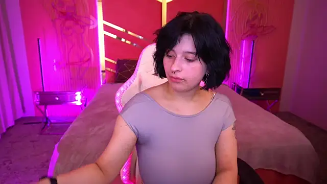 Snapshot of Miki_Kivi chatting on 02.02.25 Miki Kivi online show from 02.02.25