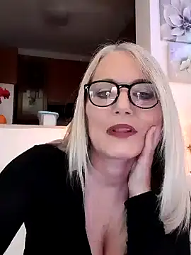 Snapshot of kikkastar chatting on 12.10.24 kikkastar online show from 12.10.24