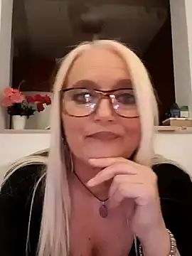 Snapshot of kikkastar chatting on 12.29.24 kikkastar online show from 12.29.24