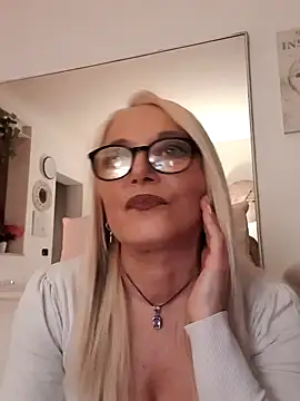 Snapshot of kikkastar chatting on 01.15.25 kikkastar online show from 01.15.25