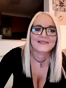 Snapshot of kikkastar chatting on 01.16.25 kikkastar online show from 01.16.25