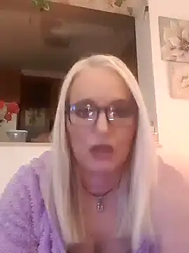 Snapshot of kikkastar chatting on 01.17.25 kikkastar online show from 01.17.25