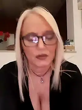 Snapshot of kikkastar chatting on 01.19.25 kikkastar online show from 01.19.25