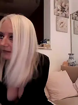 Snapshot of kikkastar chatting on 01.23.25 kikkastar online show from 01.23.25