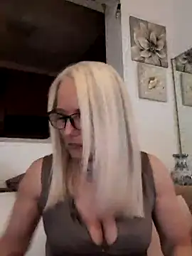 Snapshot of kikkastar chatting on 02.06.25 kikkastar online show from 02.06.25