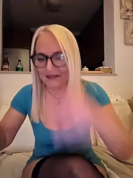 Snapshot of kikkastar chatting on 02.13.25 kikkastar online show from 02.13.25