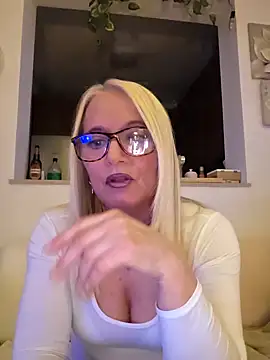 Snapshot of kikkastar chatting on 02.14.25 kikkastar online show from 02.14.25