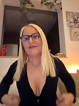 Snapshot of kikkastar chatting on 02.17.25 kikkastar online show from 02.17.25