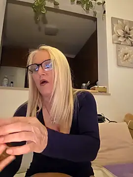 Snapshot of kikkastar chatting on 03.03.25 kikkastar online show from 03.03.25