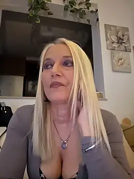 Snapshot of kikkastar chatting on 03.07.25 kikkastar online show from 03.07.25