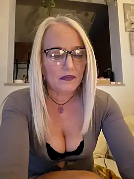 Snapshot of kikkastar chatting on 03.20.25 kikkastar online show from 03.20.25