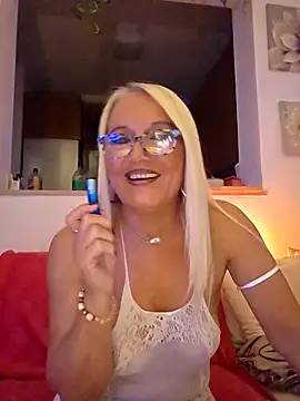 Snapshot of kikkastar chatting on 09.29.25 kikkastar online show from 09.29.25