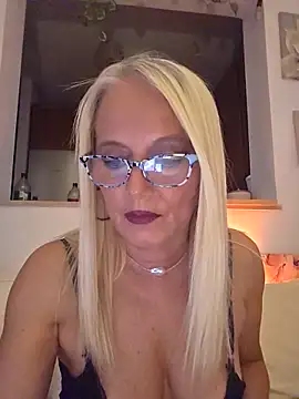 Snapshot of kikkastar chatting on 10.01.25 kikkastar online show from 10.01.25