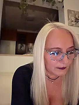 Snapshot of kikkastar chatting on 11.28.25 kikkastar online show from 11.28.25