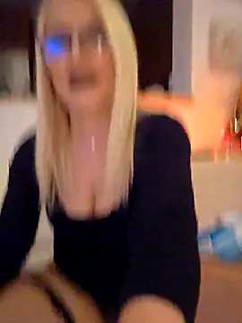 Snapshot of kikkastar chatting on 12.03.25 kikkastar online show from 12.03.25