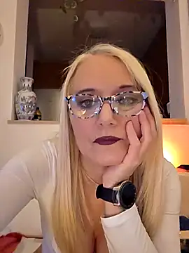 Snapshot of kikkastar chatting on 12.04.25 kikkastar online show from 12.04.25