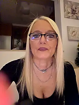 Snapshot of kikkastar chatting on 12.14.25 kikkastar online show from 12.14.25