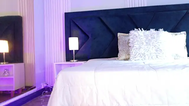 Snapshot of MollyCruz chatting on 10.29.25 MollyCruz online show from 10.29.25