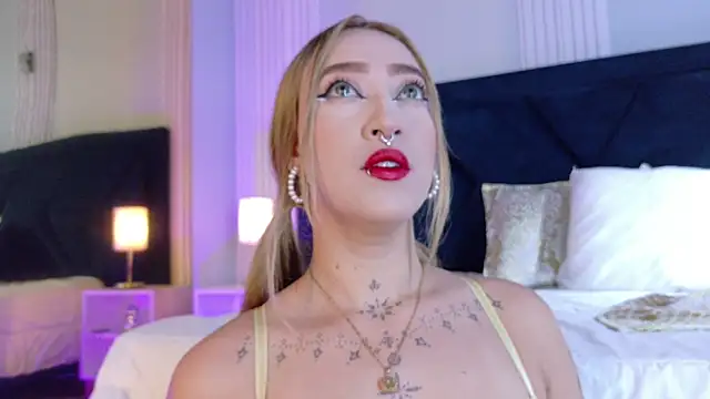 Snapshot of MollyCruz chatting on 11.18.25 MollyCruz online show from 11.18.25