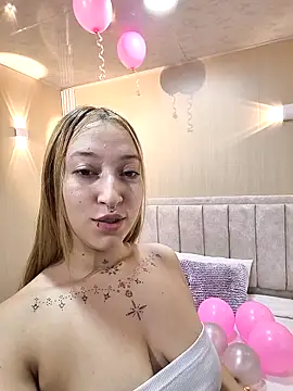 Snapshot of MollyCruz chatting on 11.24.25 MollyCruz online show from 11.24.25