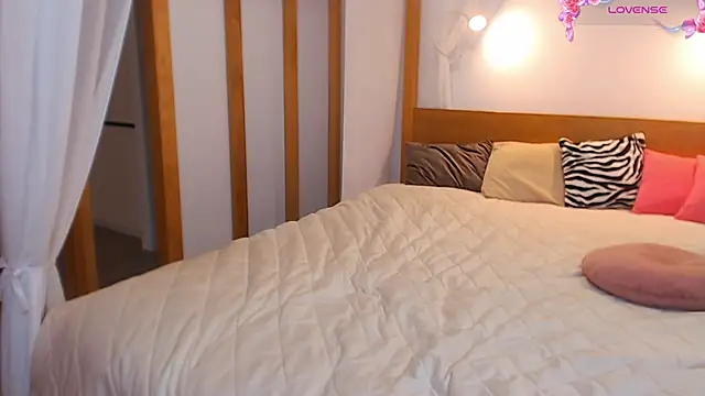 Snapshot of Magic_Eyes__ chatting on 10.07.25 Magic Eyes online show from 10.07.25