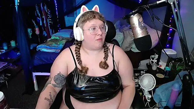 Snapshot of FatVeronica chatting on 01.26.25 FatVeronica online show from 01.26.25