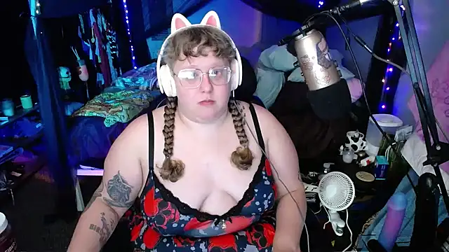 Snapshot of FatVeronica chatting on 01.27.25 FatVeronica online show from 01.27.25