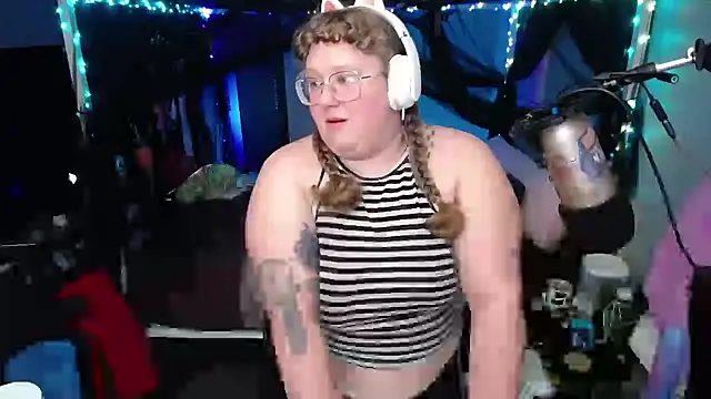 Snapshot of FatVeronica chatting on 02.04.25 FatVeronica online show from 02.04.25