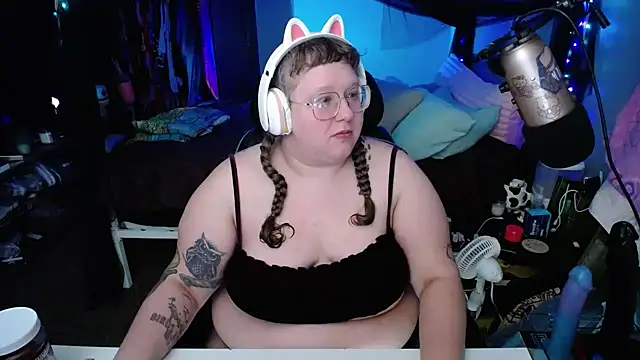 Snapshot of FatVeronica chatting on 02.07.25 FatVeronica online show from 02.07.25