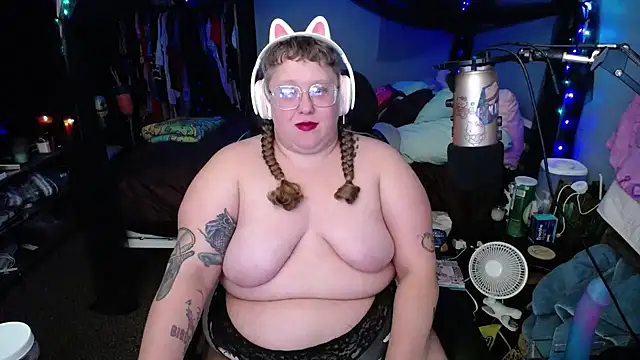 Snapshot of FatVeronica chatting on 02.08.25 FatVeronica online show from 02.08.25