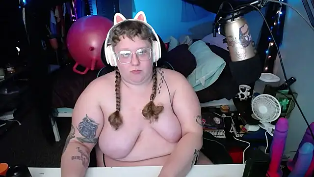 Snapshot of FatVeronica chatting on 03.23.25 FatVeronica online show from 03.23.25