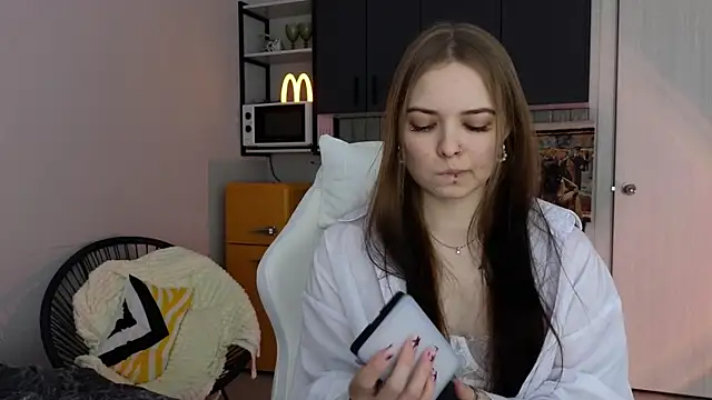 Snapshot of doll_lol_ chatting on 11.27.25 doll lol online show from 11.27.25