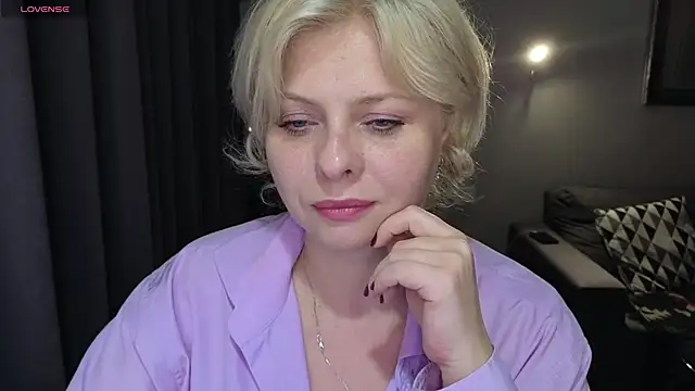 Snapshot of Gray_swann chatting on 02.25.25 Gray swann online show from 02.25.25