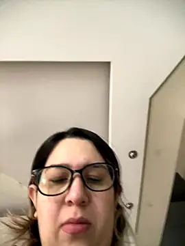 Snapshot of amooraaamoon chatting on 10.24.25 amooraaamoon online show from 10.24.25