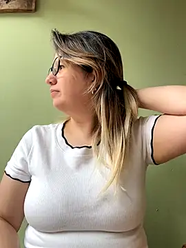 Snapshot of amooraaamoon chatting on 10.31.25 amooraaamoon online show from 10.31.25