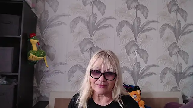 Snapshot of CamDiva113 chatting on 03.21.25 CamDiva113 online show from 03.21.25