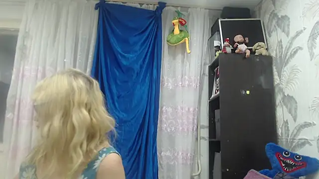 Snapshot of CamDiva113 chatting on 10.04.25 CamDiva113 online show from 10.04.25