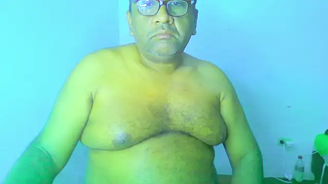 Snapshot of Beargryzzly chatting on 11.22.25 Beargryzzly online show from 11.22.25