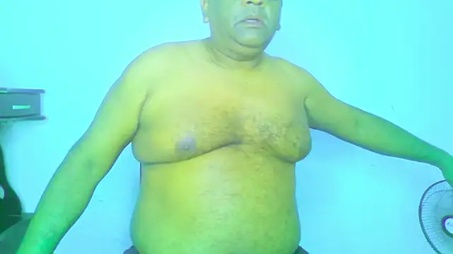 Snapshot of Beargryzzly chatting on 11.23.25 Beargryzzly online show from 11.23.25