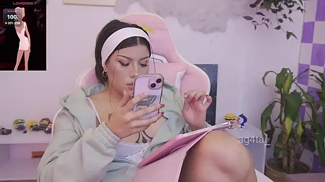 Snapshot of Ag4ta_ chatting on 11.08.25 Ag4ta online show from 11.08.25