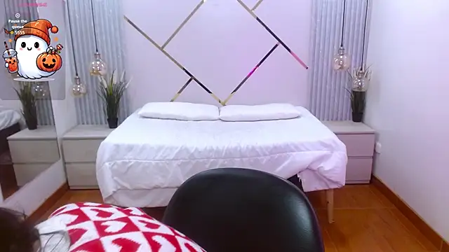 Snapshot of LenaRoses chatting on 10.17.25 LenaRoses online show from 10.17.25