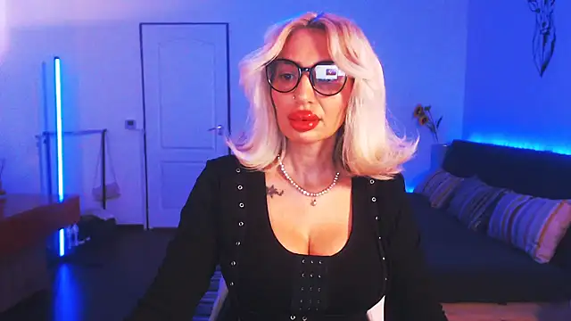 Snapshot of beauty_chl0e chatting on 12.30.24 beauty chl0e online show from 12.30.24